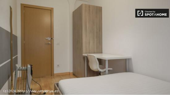 ¡Habitaciones en alquiler en un piso de 7 habitaciones en Madrid! - MADRID