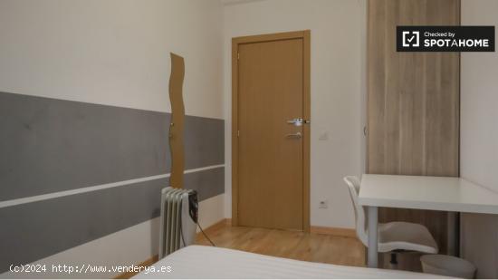 ¡Habitaciones en alquiler en un piso de 7 habitaciones en Madrid! - MADRID