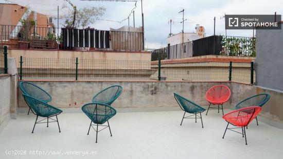 Habitación con cama de matrimonio y patio en Barri Gotic - BARCELONA