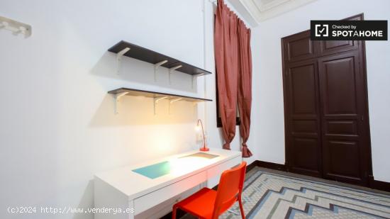 Habitación grande en un apartamento de 10 habitaciones en Ciutat Vella. - VALENCIA