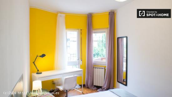 Encantadora habitación en apartamento de 5 dormitorios en Gràcia - BARCELONA