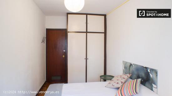 Encantadora habitación en apartamento de 5 dormitorios en Gràcia - BARCELONA