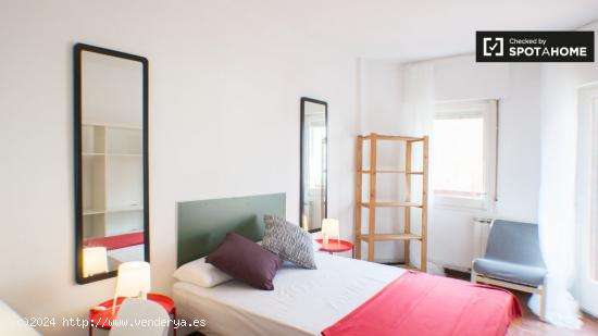 Encantadora habitación en apartamento de 5 dormitorios en Gràcia - BARCELONA