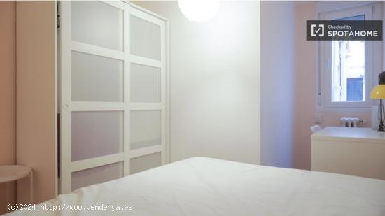 Se alquila habitación en piso compartido de 6 habitaciones en Madrid - MADRID