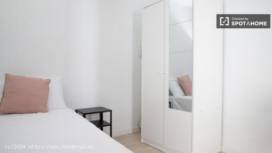 Se alquilan habitaciones en apartamento de 4 habitaciones en San-Blas, Madrid - MADRID