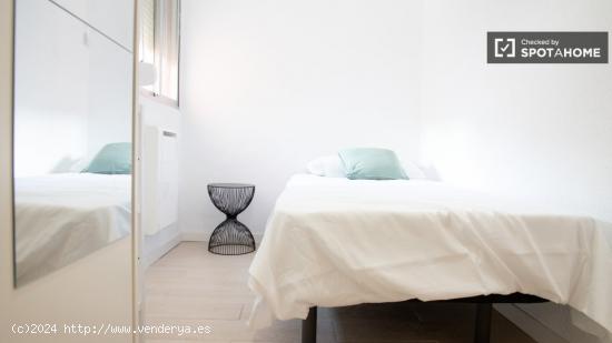 Se alquilan habitaciones en apartamento de 4 habitaciones en San-Blas, Madrid - MADRID