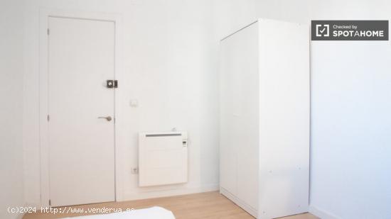 Se alquilan habitaciones en apartamento de 4 dormitorios en Moratalaz, Madrid - MADRID