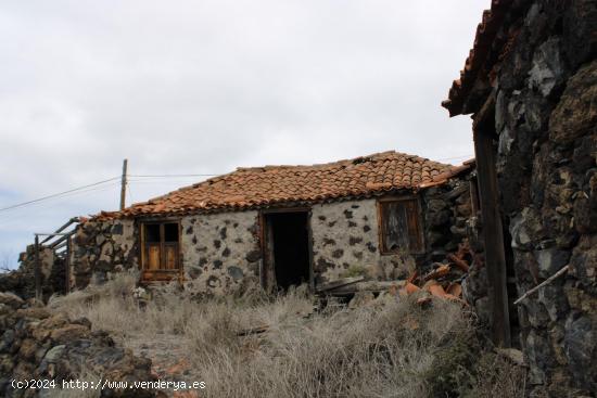 Venta de Casa de Piedra Antigua en Chiguergue de 1080 m2 de terreno y Vista al mar - SANTA CRUZ DE T