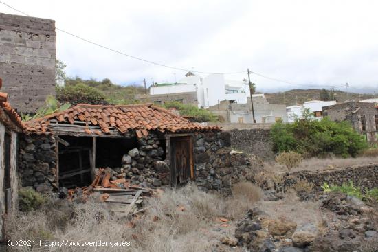 Venta de Casa de Piedra Antigua en Chiguergue de 1080 m2 de terreno y Vista al mar - SANTA CRUZ DE T