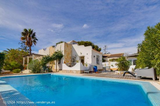 VILLA INDEPENDIENTE EN ORIHUELA COSTA( LA ZENIA) CON PISCINA PRIVADA. - ALICANTE