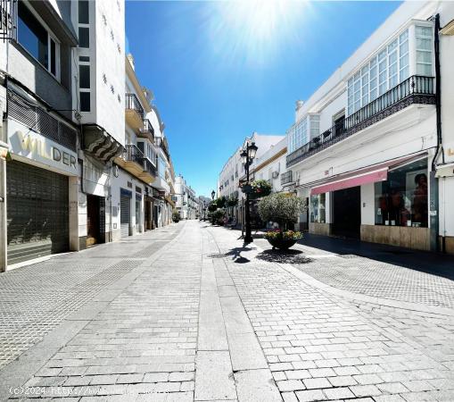 MAGNIFICO LOCAL EN PLENO CENTRO DE CHICLANA - CADIZ