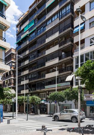 PISO EN VENTA MURCIA CENTRO. CALLE CORREOS ,CON GARAJE EN EL MISMO EDIFICIO. - MURCIA