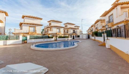 Adosado en venta en  De Cabo Roig, Orihuela, Alicante - ALICANTE