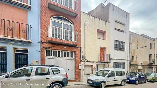 CASA DE PUEBLO ENTRE MEDIANERAS CON TRES DORMITORIOS, DOS BAÑOS Y BALCÓN - CASTELLON