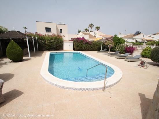 VILLA INDEPENDIENTE EN LA SIESTA - TORREVIEJA - ALICANTE