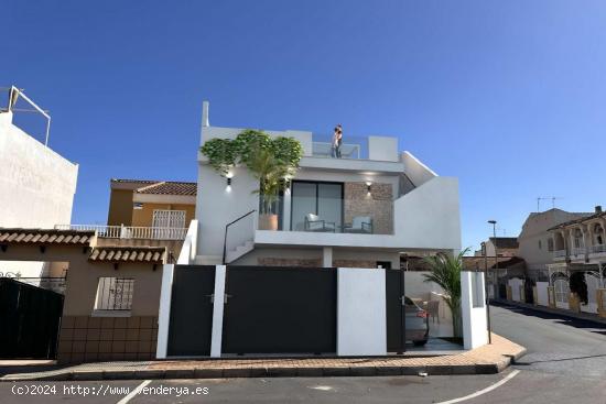 BUNGALOW DE PLANTA ALTA DE NUEVA CONSTRUCCIÓN CON SOLARIUM Y PISCINA PRIVADA  EN LO PAGAN. - MURCIA