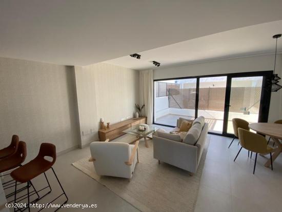 Adosado con solárium 50m2, patio 22.5 m2, semisótano 25.95 m2 - MALAGA