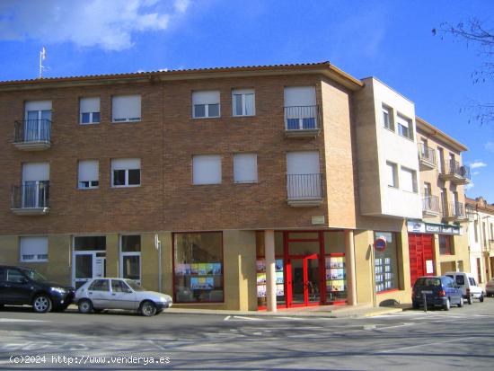 Local comercial esquinero grandes escaparates - BARCELONA