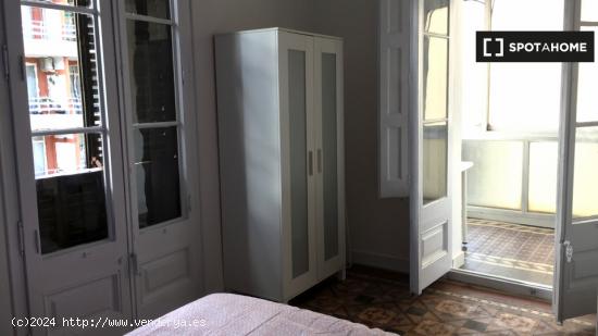 Habitación amueblada con escritorio en el apartamento de 7 dormitorios, Eixample - BARCELONA