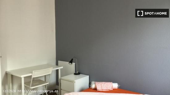 Habitación amueblada con calefacción en un apartamento de 7 dormitorios, Eixample - BARCELONA