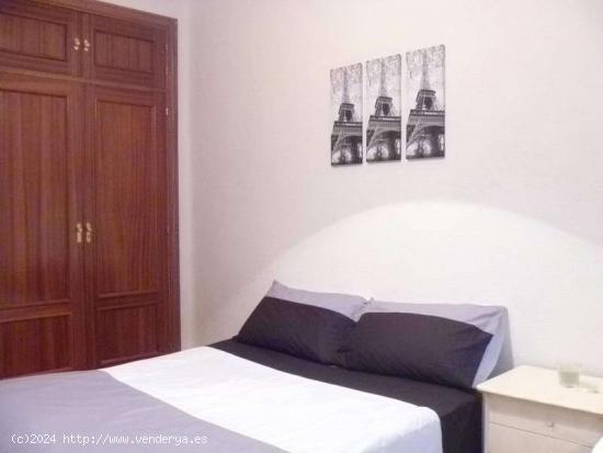  Habitación decorada con estanterías en un apartamento de 3 dormitorios, Opañel - MADRID 