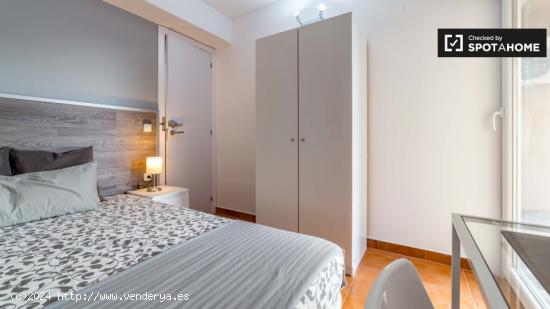 Acogedora habitación en un apartamento de 6 dormitorios en Rascanya - VALENCIA