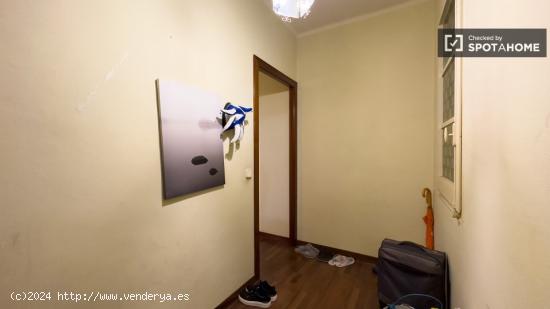 Se alquila habitación en piso de 2 dormitorios en Eixample - BARCELONA