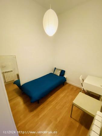 Habitaciones para alquilar en apartamento de 5 dormitorios en Madrid - MADRID