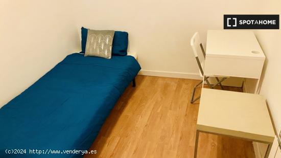 Habitaciones para alquilar en apartamento de 5 dormitorios en Madrid - MADRID