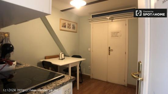 Se alquilan habitaciones en apartamento de 3 dormitorios en Madrid - MADRID