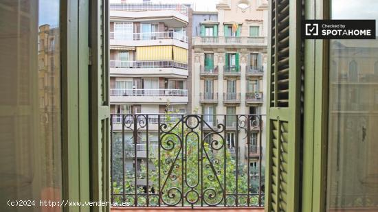 Habitación exterior con amplio trastero en piso compartido, Eixample - BARCELONA