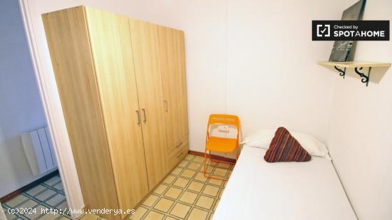 Cómoda habitación con cómoda en piso compartido, Eixample - BARCELONA