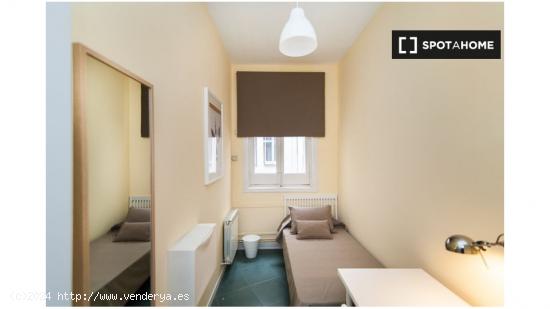 ¡Habitaciones en alquiler en un piso de 10 habitaciones en Madrid! - MADRID