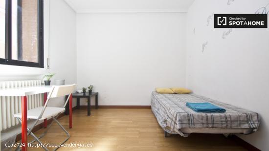 Luminosa habitación con calefacción en apartamento de 7 dormitorios, Tetuán - MADRID