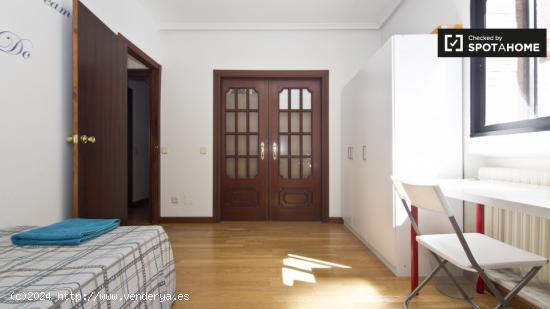 Luminosa habitación con calefacción en apartamento de 7 dormitorios, Tetuán - MADRID