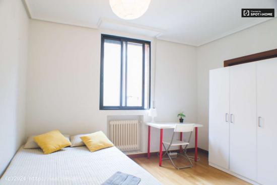  Habitación equipada con parejas permitidas en apartamento de 7 habitaciones, Tetuán - MADRID 