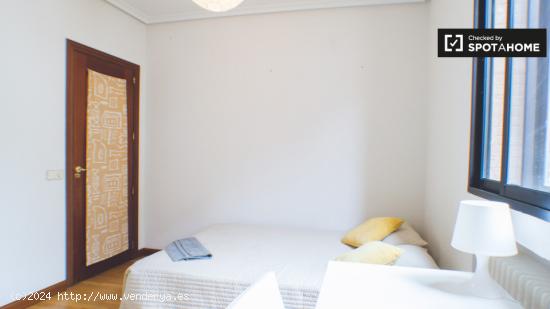 Habitación equipada con parejas permitidas en apartamento de 7 habitaciones, Tetuán - MADRID