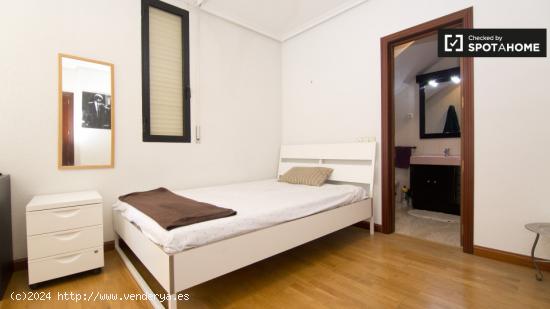 Habitación equipada con parejas permitidas en apartamento de 7 habitaciones, Tetuán - MADRID