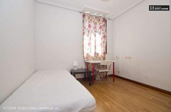  Habitación exterior con armario independiente en el apartamento de 7 dormitorios, Tetuán - MADRID 