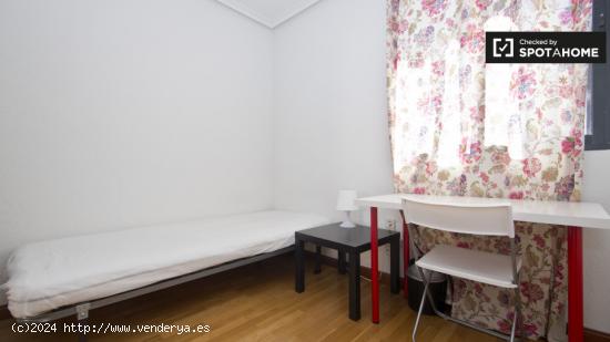 Habitación exterior con armario independiente en el apartamento de 7 dormitorios, Tetuán - MADRID