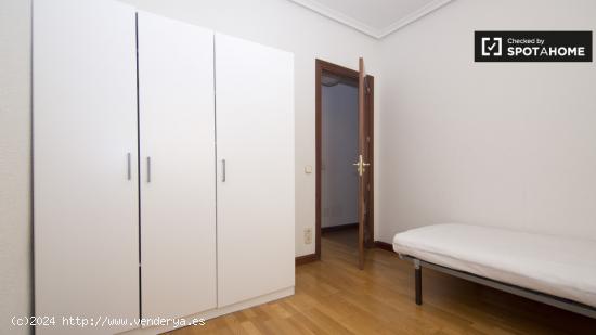 Habitación exterior con armario independiente en el apartamento de 7 dormitorios, Tetuán - MADRID