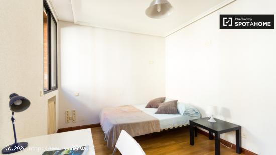 Gran habitación con llave independiente en apartamento de 7 habitaciones, Tetuán - MADRID