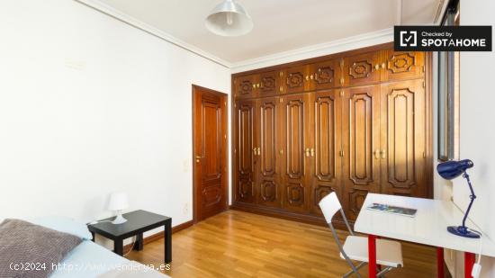 Gran habitación con llave independiente en apartamento de 7 habitaciones, Tetuán - MADRID