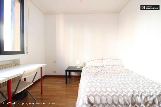  Habitación enorme con llave independiente en el apartamento de 7 dormitorios, Tetuán - MADRID 