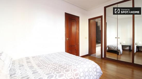 Habitación enorme con llave independiente en el apartamento de 7 dormitorios, Tetuán - MADRID