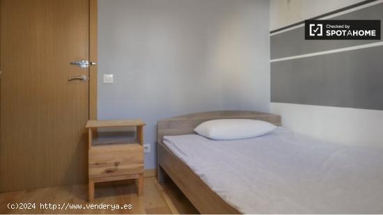 ¡Habitaciones en alquiler en un piso de 7 habitaciones en Madrid! - MADRID