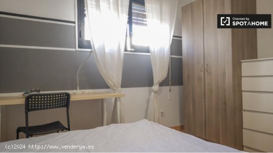 ¡Habitaciones en alquiler en un piso de 7 habitaciones en Madrid! - MADRID