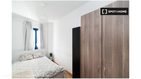 ¡Habitaciones en alquiler en un piso de 7 habitaciones en Madrid! - MADRID