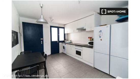 ¡Habitaciones en alquiler en un piso de 7 habitaciones en Madrid! - MADRID