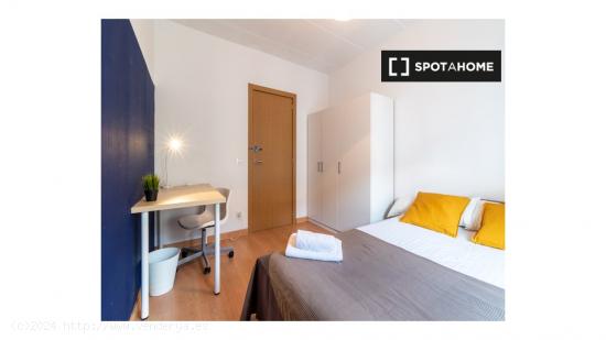 ¡Habitaciones en alquiler en un piso de 7 habitaciones en Madrid! - MADRID